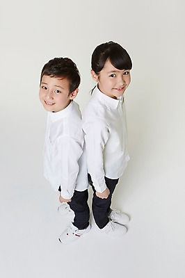 포토 JPG 스튜디오촬영 전신 외국인 해외기획촬영 여자 남자 초등학생 어린이 모션 실내 서기 미소 사람 동양인 두명 옆모습 10대 하이앵글 올려보기 등맞대기 일본인 2015년일본 십대만 국내포토 학생 뷰포인트 청소년 표정 인종 내부 파일형식
