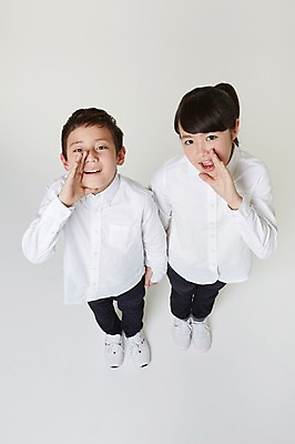 포토 JPG 스튜디오촬영 전신 외국인 해외기획촬영 여자 남자 초등학생 어린이 모션 실내 서기 미소 사람 동양인 손짓 두명 앞모습 10대 하이앵글 외침 올려보기 도움 목표 일본인 알림 2015년일본 십대만 국내포토 학생 뷰포인트 컨셉 청소년 표정 인종 내부 소리 파일형식