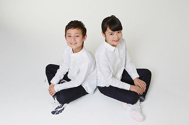 포토 JPG 스튜디오촬영 전신 외국인 해외기획촬영 여자 남자 초등학생 어린이 모션 실내 미소 사람 동양인 두명 옆모습 10대 하이앵글 올려보기 등맞대기 일본인 가부좌 2015년일본 십대만 국내포토 학생 뷰포인트 청소년 표정 앉기 인종 내부 파일형식