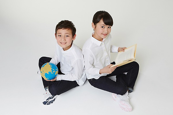 포토 JPG 스튜디오촬영 전신 외국인 해외기획촬영 여자 남자 지구 초등학생 어린이 모션 실내 미소 들기 사람 동양인 두명 옆모습 10대 책 하이앵글 글로벌 독서 지구본 펼침 올려보기 등맞대기 일본인 가부좌 2015년일본 십대만 국내포토 학생 뷰포인트 청소년 표정 앉기 인종 내부 파일형식