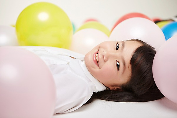 포토 JPG 스튜디오촬영 외국인 해외기획촬영 여자 초등학생 어린이 모션 실내 한명 미소 사람 동양인 상반신 옆모습 10대 눕기 일본인 즐거움 풍선 2015년일본 여자만 여자한명만 소녀만 국내포토 1 학생 감정 뷰포인트 청소년 표정 인종 내부 어린이만 파일형식