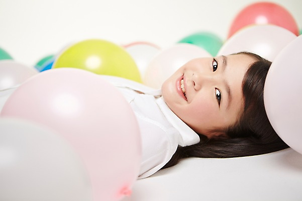 포토 JPG 스튜디오촬영 외국인 해외기획촬영 여자 초등학생 어린이 모션 실내 한명 미소 사람 동양인 상반신 옆모습 10대 눕기 일본인 즐거움 풍선 2015년일본 여자만 여자한명만 소녀만 국내포토 1 학생 감정 뷰포인트 청소년 표정 인종 내부 어린이만 파일형식