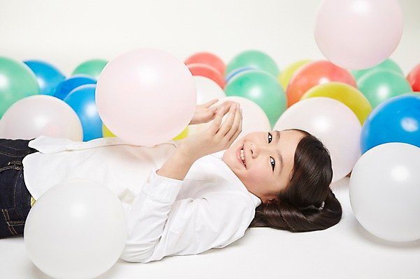 포토 JPG 스튜디오촬영 외국인 해외기획촬영 여자 초등학생 어린이 모션 실내 한명 미소 사람 동양인 상반신 옆모습 10대 눕기 일본인 즐거움 풍선 2015년일본 여자만 여자한명만 소녀만 국내포토 1 학생 감정 뷰포인트 청소년 표정 인종 내부 어린이만 파일형식