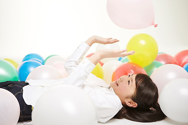 포토 JPG 스튜디오촬영 외국인 해외기획촬영 여자 초등학생 어린이 모션 실내 한명 미소 사람 동양인 상반신 옆모습 10대 눕기 일본인 즐거움 풍선 2015년일본 여자만 여자한명만 소녀만 국내포토 1 학생 감정 뷰포인트 청소년 표정 인종 내부 어린이만 파일형식
