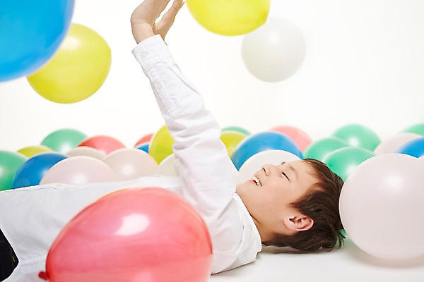 포토 JPG 스튜디오촬영 외국인 해외기획촬영 남자 초등학생 어린이 모션 실내 한명 미소 사람 동양인 상반신 옆모습 10대 눕기 일본인 즐거움 풍선 2015년일본 남자만 남자한명만 십대만 십대남자만 십대남자한명만 국내포토 1 학생 감정 뷰포인트 청소년 표정 인종 내부 파일형식