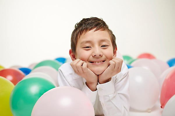 포토 JPG 스튜디오촬영 외국인 해외기획촬영 남자 초등학생 어린이 엎드리기 모션 실내 한명 미소 사람 동양인 상반신 앞모습 10대 턱괴기 일본인 즐거움 풍선 2015년일본 남자만 남자한명만 십대만 십대남자만 십대남자한명만 국내포토 1 학생 감정 뷰포인트 청소년 표정 인종 내부 파일형식