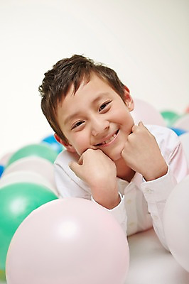 포토 JPG 스튜디오촬영 외국인 해외기획촬영 남자 초등학생 어린이 엎드리기 모션 실내 한명 미소 사람 동양인 상반신 앞모습 10대 일본인 즐거움 풍선 2015년일본 남자만 남자한명만 십대만 십대남자만 십대남자한명만 국내포토 1 학생 감정 뷰포인트 청소년 표정 인종 내부 파일형식