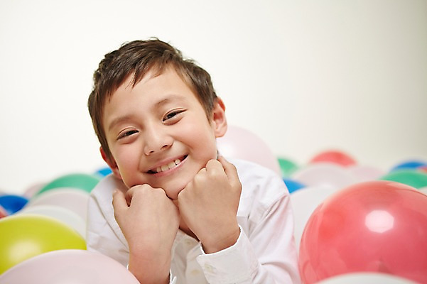 포토 JPG 스튜디오촬영 외국인 해외기획촬영 남자 초등학생 어린이 엎드리기 모션 실내 한명 미소 사람 동양인 상반신 앞모습 10대 턱괴기 일본인 즐거움 풍선 2015년일본 남자만 남자한명만 십대만 십대남자만 십대남자한명만 국내포토 1 학생 감정 뷰포인트 청소년 표정 인종 내부 파일형식