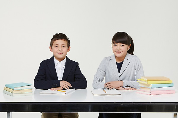 포토 JPG 스튜디오촬영 외국인 해외기획촬영 여자 남자 교복 초등학생 어린이 모션 실내 미소 사람 앉기 동양인 상반신 두명 앞모습 10대 책 연필 쌓기 공책 일본인 책상 2015년일본 십대만 국내포토 학생 옷 뷰포인트 가구 청소년 문구용품 학용품 표정 인종 내부 필기구 파일형식