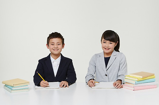 포토 JPG 스튜디오촬영 외국인 해외기획촬영 여자 남자 교복 초등학생 어린이 모션 실내 미소 들기 사람 앉기 동양인 상반신 두명 앞모습 10대 책 연필 쌓기 공책 기록 일본인 책상 2015년일본 십대만 국내포토 학생 옷 뷰포인트 가구 청소년 문구용품 학용품 표정 인종 내부 필기구 파일형식