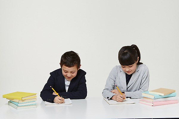 포토 JPG 스튜디오촬영 외국인 해외기획촬영 여자 남자 교복 초등학생 어린이 모션 실내 미소 들기 사람 앉기 동양인 상반신 두명 앞모습 10대 책 연필 쌓기 공책 기록 일본인 책상 2015년일본 십대만 내려보기 국내포토 학생 옷 뷰포인트 가구 청소년 문구용품 학용품 표정 인종 내부 필기구 파일형식