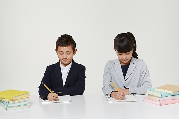 포토 JPG 스튜디오촬영 외국인 해외기획촬영 여자 남자 교복 초등학생 어린이 모션 실내 들기 사람 앉기 동양인 상반신 두명 앞모습 10대 책 연필 쌓기 공책 기록 일본인 책상 2015년일본 십대만 내려보기 국내포토 학생 옷 뷰포인트 가구 청소년 문구용품 학용품 인종 내부 필기구 파일형식