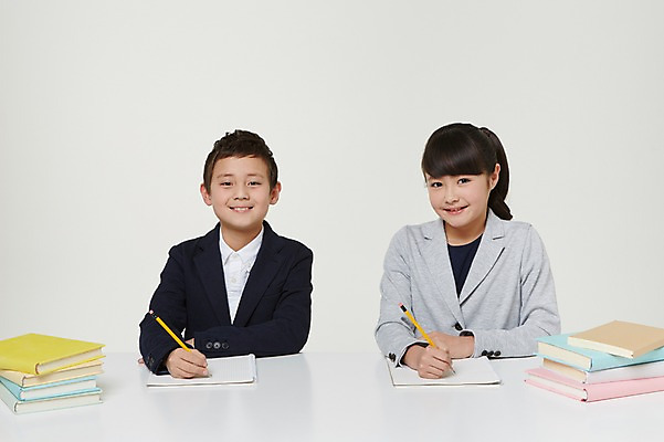 포토 JPG 스튜디오촬영 외국인 해외기획촬영 여자 남자 교복 초등학생 어린이 모션 실내 미소 들기 사람 앉기 동양인 상반신 두명 앞모습 10대 책 연필 쌓기 공책 기록 일본인 책상 2015년일본 십대만 국내포토 학생 옷 뷰포인트 가구 청소년 문구용품 학용품 표정 인종 내부 필기구 파일형식