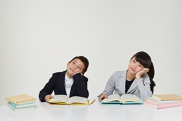 포토 JPG 스튜디오촬영 외국인 해외기획촬영 여자 남자 교복 초등학생 어린이 생각 모션 실내 미소 사람 앉기 동양인 상반신 두명 앞모습 10대 책 연필 쌓기 턱괴기 펼침 올려보기 일본인 책상 고민 2015년일본 십대만 국내포토 학생 옷 감정 뷰포인트 가구 청소년 학용품 표정 인종 내부 필기구 파일형식