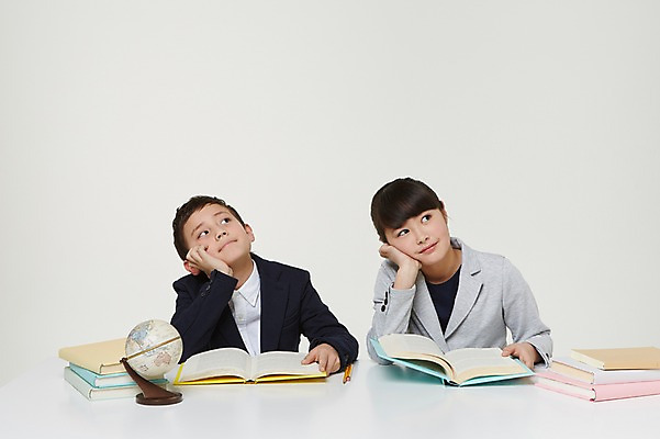 포토 JPG 스튜디오촬영 외국인 해외기획촬영 여자 남자 교복 초등학생 어린이 생각 모션 실내 미소 사람 앉기 동양인 상반신 두명 앞모습 10대 책 연필 지구본 쌓기 턱괴기 펼침 올려보기 일본인 책상 고민 2015년일본 십대만 국내포토 학생 옷 감정 뷰포인트 가구 청소년 학용품 표정 인종 내부 필기구 파일형식