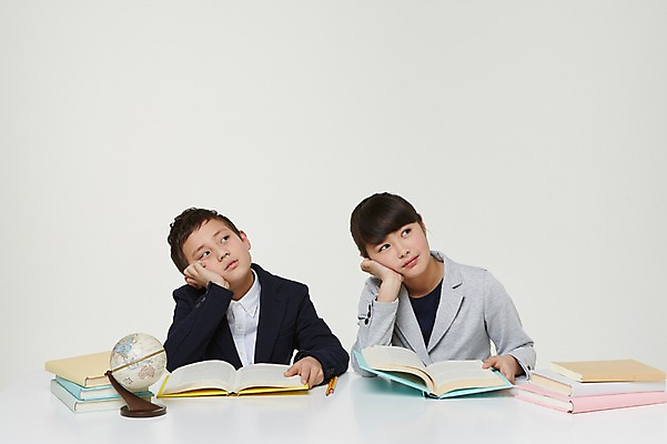 포토 JPG 스튜디오촬영 외국인 해외기획촬영 여자 남자 교복 초등학생 어린이 생각 모션 실내 무표정 사람 앉기 동양인 상반신 두명 앞모습 10대 책 연필 지구본 쌓기 턱괴기 펼침 일본인 책상 고민 2015년일본 십대만 국내포토 학생 옷 감정 뷰포인트 가구 청소년 학용품 표정 인종 내부 필기구 파일형식