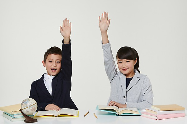 포토 JPG 스튜디오촬영 외국인 해외기획촬영 여자 남자 교복 초등학생 어린이 모션 실내 미소 사람 앉기 동양인 상반신 두명 앞모습 10대 책 연필 지구본 손들기 쌓기 펼침 발표 일본인 책상 2015년일본 십대만 국내포토 학생 옷 뷰포인트 가구 청소년 학용품 표정 인종 내부 필기구 파일형식