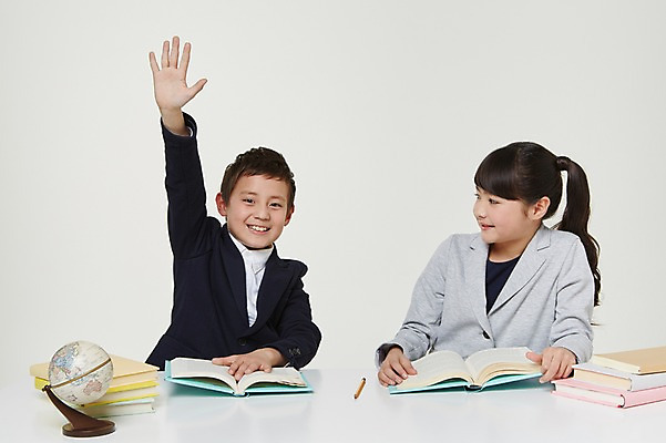 포토 JPG 스튜디오촬영 외국인 해외기획촬영 여자 남자 교복 초등학생 어린이 모션 실내 미소 사람 앉기 동양인 상반신 두명 앞모습 10대 책 연필 지구본 손들기 쌓기 펼침 발표 일본인 책상 2015년일본 십대만 국내포토 학생 옷 뷰포인트 가구 청소년 학용품 표정 인종 내부 필기구 파일형식