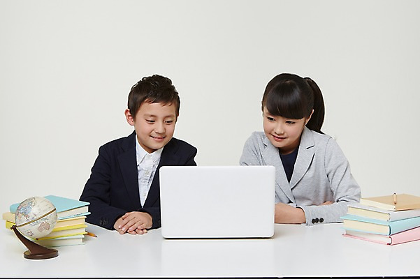 포토 JPG 스튜디오촬영 외국인 해외기획촬영 여자 남자 교복 초등학생 어린이 모션 실내 미소 사람 앉기 동양인 상반신 두명 앞모습 10대 책 노트북 연필 지구본 쌓기 웹서핑 일본인 책상 손모으기 2015년일본 십대만 내려보기 국내포토 학생 옷 뷰포인트 가구 청소년 학용품 표정 인종 손짓 내부 전자제품 필기구 파일형식