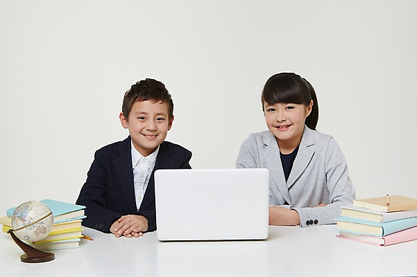 포토 JPG 스튜디오촬영 외국인 해외기획촬영 여자 남자 교복 초등학생 어린이 모션 실내 미소 사람 앉기 동양인 상반신 두명 앞모습 10대 책 노트북 연필 지구본 쌓기 웹서핑 일본인 책상 2015년일본 십대만 국내포토 학생 옷 뷰포인트 가구 청소년 학용품 표정 인종 내부 전자제품 필기구 파일형식