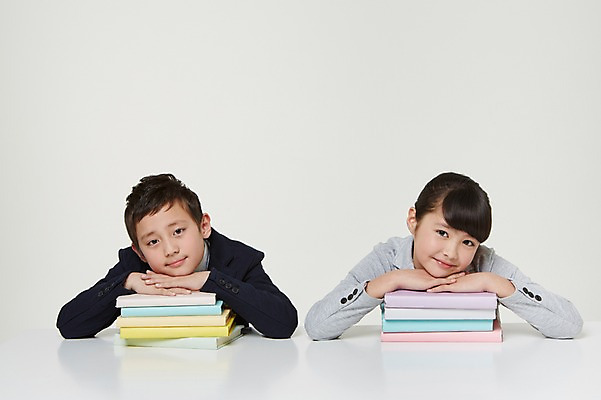 포토 JPG 스튜디오촬영 외국인 해외기획촬영 여자 남자 교복 초등학생 어린이 엎드리기 모션 휴식 실내 미소 사람 앉기 동양인 상반신 두명 앞모습 10대 책 쌓기 일본인 책상 손모으기 2015년일본 십대만 국내포토 학생 옷 뷰포인트 가구 컨셉 청소년 표정 인종 손짓 내부 파일형식
