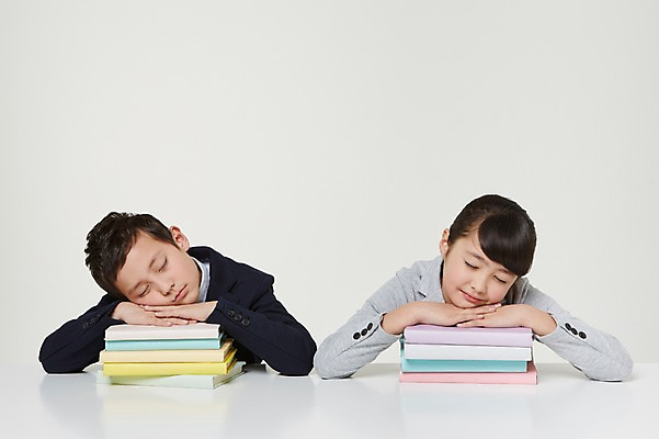 포토 JPG 스튜디오촬영 외국인 해외기획촬영 여자 남자 교복 초등학생 어린이 엎드리기 모션 휴식 실내 사람 앉기 동양인 상반신 두명 앞모습 10대 책 쌓기 눈감음 잠 일본인 책상 손모으기 2015년일본 십대만 국내포토 학생 옷 뷰포인트 가구 컨셉 청소년 인종 손짓 내부 파일형식