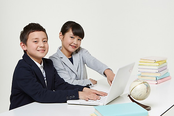 포토 JPG 스튜디오촬영 외국인 해외기획촬영 여자 남자 교복 초등학생 어린이 모션 실내 미소 사람 앉기 동양인 상반신 두명 옆모습 10대 책 노트북 지구본 쌓기 웹서핑 타이핑 일본인 책상 2015년일본 십대만 국내포토 학생 옷 뷰포인트 가구 청소년 표정 인종 내부 전자제품 파일형식