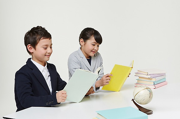 포토 JPG 스튜디오촬영 외국인 해외기획촬영 여자 남자 교복 초등학생 어린이 모션 실내 미소 들기 사람 앉기 동양인 상반신 두명 옆모습 10대 책 독서 지구본 쌓기 펼침 일본인 책상 2015년일본 십대만 국내포토 학생 옷 뷰포인트 가구 청소년 표정 인종 내부 파일형식