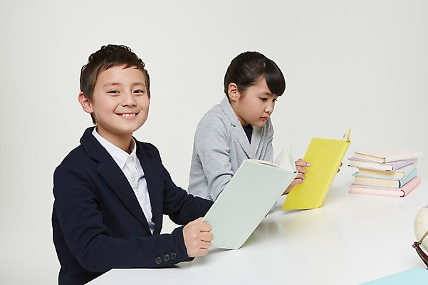 포토 JPG 스튜디오촬영 외국인 해외기획촬영 여자 남자 교복 초등학생 어린이 모션 실내 무표정 미소 들기 사람 앉기 동양인 상반신 두명 옆모습 10대 책 독서 쌓기 펼침 일본인 책상 2015년일본 십대만 국내포토 학생 옷 감정 뷰포인트 가구 청소년 표정 인종 내부 파일형식