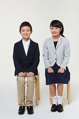 포토 JPG 스튜디오촬영 전신 외국인 해외기획촬영 여자 남자 교복 초등학생 어린이 모션 실내 미소 사람 앉기 동양인 두명 앞모습 10대 주먹 일본인 2015년일본 십대만 국내포토 학생 옷 뷰포인트 청소년 표정 인종 내부 파일형식