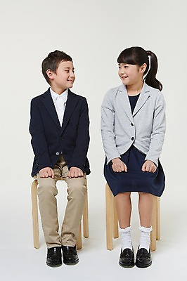 포토 JPG 스튜디오촬영 전신 외국인 해외기획촬영 여자 남자 교복 초등학생 어린이 모션 실내 미소 사람 앉기 동양인 두명 앞모습 10대 마주보기 주먹 일본인 2015년일본 십대만 국내포토 학생 옷 뷰포인트 청소년 표정 인종 내부 파일형식