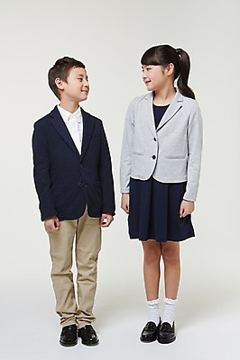 포토 JPG 스튜디오촬영 전신 외국인 해외기획촬영 여자 남자 교복 초등학생 어린이 모션 실내 서기 미소 사람 동양인 두명 앞모습 10대 마주보기 일본인 차렷 2015년일본 십대만 국내포토 학생 옷 뷰포인트 포즈 청소년 표정 인종 내부 파일형식