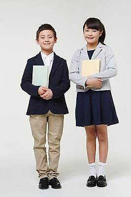 포토 JPG 스튜디오촬영 전신 외국인 해외기획촬영 여자 남자 교복 초등학생 어린이 안기 모션 실내 서기 미소 들기 사람 동양인 두명 앞모습 10대 책 일본인 2015년일본 십대만 국내포토 학생 옷 뷰포인트 청소년 표정 인종 내부 파일형식