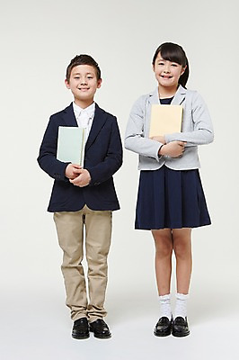 포토 JPG 스튜디오촬영 전신 외국인 해외기획촬영 여자 남자 교복 초등학생 어린이 안기 모션 실내 서기 미소 들기 사람 동양인 두명 앞모습 10대 책 일본인 2015년일본 십대만 국내포토 학생 옷 뷰포인트 청소년 표정 인종 내부 파일형식