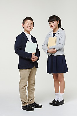 포토 JPG 스튜디오촬영 전신 외국인 해외기획촬영 여자 남자 교복 초등학생 어린이 안기 모션 실내 서기 미소 들기 사람 동양인 두명 옆모습 10대 책 일본인 2015년일본 십대만 국내포토 학생 옷 뷰포인트 청소년 표정 인종 내부 파일형식