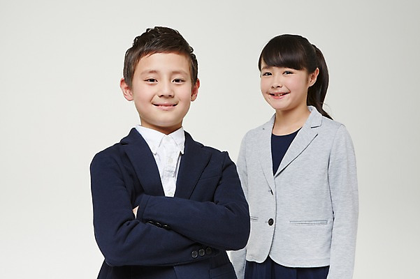 포토 JPG 스튜디오촬영 외국인 해외기획촬영 여자 남자 교복 초등학생 어린이 모션 실내 서기 미소 사람 동양인 상반신 두명 앞모습 10대 팔짱 일본인 2015년일본 십대만 국내포토 학생 옷 뷰포인트 청소년 표정 인종 내부 파일형식
