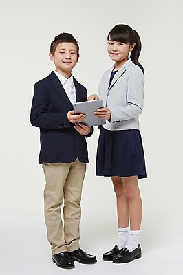 포토 JPG 스튜디오촬영 전신 외국인 해외기획촬영 여자 남자 교복 초등학생 어린이 모션 실내 서기 미소 들기 사람 동양인 두명 옆모습 10대 태블릿 웹서핑 일본인 2015년일본 십대만 국내포토 학생 옷 뷰포인트 청소년 표정 인종 내부 전자제품 스마트기기 파일형식