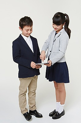 포토 JPG 스튜디오촬영 전신 외국인 해외기획촬영 여자 남자 교복 초등학생 어린이 모션 실내 서기 미소 들기 사람 동양인 두명 옆모습 10대 태블릿 터치 웹서핑 일본인 2015년일본 십대만 내려보기 국내포토 학생 옷 뷰포인트 청소년 표정 인종 내부 전자제품 스마트기기 파일형식