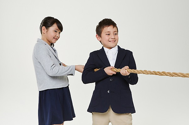 포토 JPG 스튜디오촬영 외국인 해외기획촬영 여자 남자 교복 초등학생 어린이 밧줄 모션 실내 서기 미소 사람 동양인 상반신 두명 앞모습 옆모습 10대 경쟁 당기기 일본인 즐거움 줄다리기 2015년일본 십대만 국내포토 학생 옷 감정 줄 뷰포인트 컨셉 청소년 놀이 표정 인종 내부 파일형식