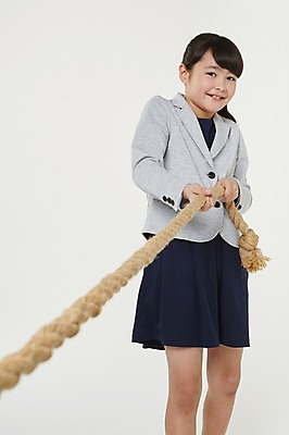 포토 JPG 스튜디오촬영 외국인 해외기획촬영 여자 교복 초등학생 어린이 밧줄 모션 실내 한명 서기 미소 사람 동양인 상반신 앞모습 10대 경쟁 당기기 일본인 즐거움 줄다리기 2015년일본 여자만 여자한명만 소녀만 국내포토 1 학생 옷 감정 줄 뷰포인트 컨셉 청소년 놀이 표정 인종 내부 어린이만 파일형식