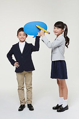 포토 JPG 스튜디오촬영 전신 외국인 해외기획촬영 여자 남자 교복 초등학생 어린이 허리손 말풍선 모션 실내 말하기 대화 서기 미소 들기 사람 동양인 두명 앞모습 옆모습 10대 연필 기록 도움 목표 일본인 2015년일본 십대만 국내포토 학생 옷 뷰포인트 포즈 컨셉 청소년 학용품 표정 인종 내부 필기구 파일형식