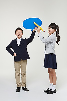 포토 JPG 스튜디오촬영 전신 외국인 해외기획촬영 여자 남자 교복 초등학생 어린이 허리손 말풍선 모션 실내 말하기 대화 서기 미소 들기 사람 동양인 두명 앞모습 옆모습 10대 연필 기록 도움 목표 일본인 2015년일본 십대만 국내포토 학생 옷 뷰포인트 포즈 컨셉 청소년 학용품 표정 인종 내부 필기구 파일형식