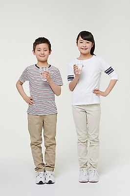 포토 JPG 스튜디오촬영 전신 외국인 해외기획촬영 여자 남자 초등학생 어린이 허리손 모션 실내 서기 미소 들기 사람 동양인 두명 앞모습 10대 깨끗함 보호 일본인 물컵 식수 2015년일본 십대만 국내포토 학생 뷰포인트 포즈 컨셉 청소년 표정 인종 내부 컵 물 파일형식