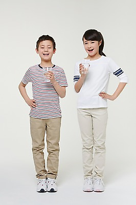 포토 JPG 스튜디오촬영 전신 외국인 해외기획촬영 여자 남자 초등학생 어린이 허리손 모션 실내 서기 미소 웃음 들기 사람 동양인 두명 앞모습 10대 깨끗함 보호 일본인 물컵 식수 2015년일본 십대만 국내포토 학생 뷰포인트 포즈 컨셉 청소년 표정 인종 내부 컵 물 파일형식