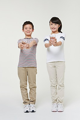 포토 JPG 스튜디오촬영 전신 외국인 해외기획촬영 여자 남자 초등학생 어린이 모션 실내 서기 미소 들기 사람 동양인 두명 앞모습 10대 깨끗함 보호 일본인 물컵 주기 식수 2015년일본 십대만 국내포토 학생 뷰포인트 컨셉 청소년 표정 인종 내부 컵 물 파일형식