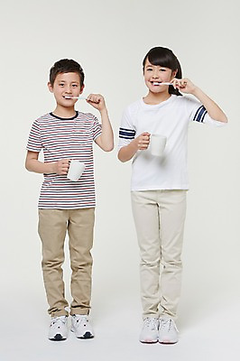 포토 JPG 스튜디오촬영 전신 외국인 해외기획촬영 여자 남자 초등학생 어린이 모션 실내 서기 미소 들기 사람 동양인 두명 앞모습 10대 청결 양치 보호 칫솔 일본인 양치컵 2015년일본 십대만 국내포토 학생 뷰포인트 컨셉 청소년 표정 인종 내부 컵 위생용품 위생 파일형식