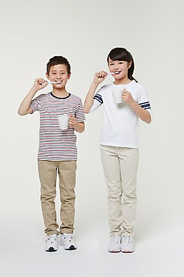 포토 JPG 스튜디오촬영 전신 외국인 해외기획촬영 여자 남자 초등학생 어린이 모션 실내 서기 미소 들기 사람 동양인 두명 앞모습 10대 청결 양치 보호 칫솔 일본인 양치컵 2015년일본 십대만 국내포토 학생 뷰포인트 컨셉 청소년 표정 인종 내부 컵 위생용품 위생 파일형식
