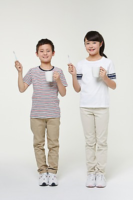 포토 JPG 스튜디오촬영 전신 외국인 해외기획촬영 여자 남자 초등학생 어린이 모션 실내 서기 미소 들기 사람 동양인 두명 앞모습 10대 청결 양치 보호 칫솔 일본인 양치컵 2015년일본 십대만 국내포토 학생 뷰포인트 컨셉 청소년 표정 인종 내부 컵 위생용품 위생 파일형식