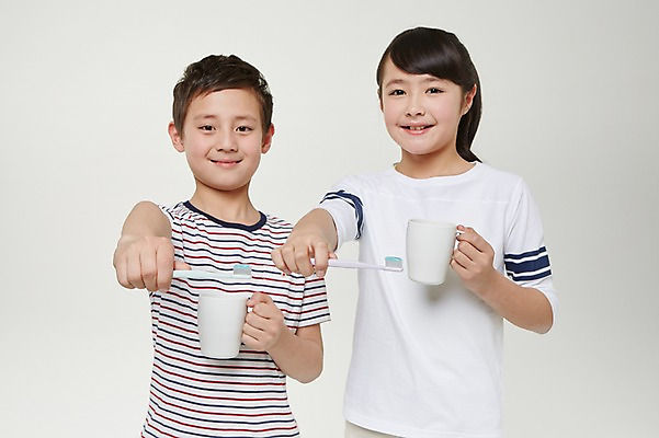 포토 JPG 스튜디오촬영 외국인 해외기획촬영 여자 남자 초등학생 어린이 모션 실내 미소 들기 사람 동양인 상반신 두명 앞모습 10대 청결 양치 보호 칫솔 일본인 치약 손뻗기 2015년일본 십대만 국내포토 학생 뷰포인트 컨셉 청소년 표정 인종 내부 위생용품 위생 파일형식