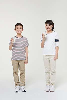 포토 JPG 스튜디오촬영 전신 외국인 해외기획촬영 여자 남자 초등학생 어린이 모션 실내 서기 미소 들기 사람 동양인 두명 앞모습 10대 컵 우유 마시기 보호 일본인 2015년일본 십대만 국내포토 학생 식기 뷰포인트 컨셉 청소년 유제품 표정 인종 내부 파일형식